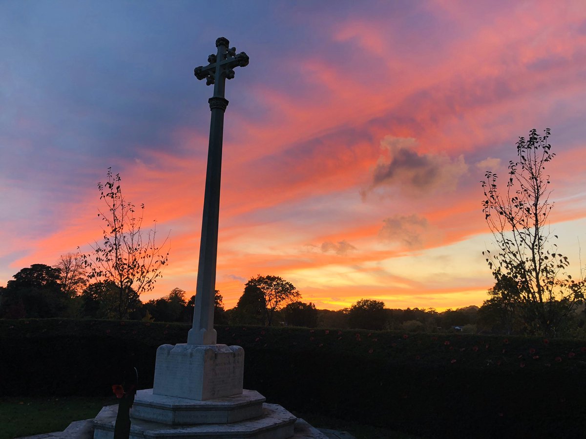 Stunning sunset in Oxted tonight #Oxted #MasterPark #tandridge #surrey #sunset #warmemorial #surreylife #redskyatnight