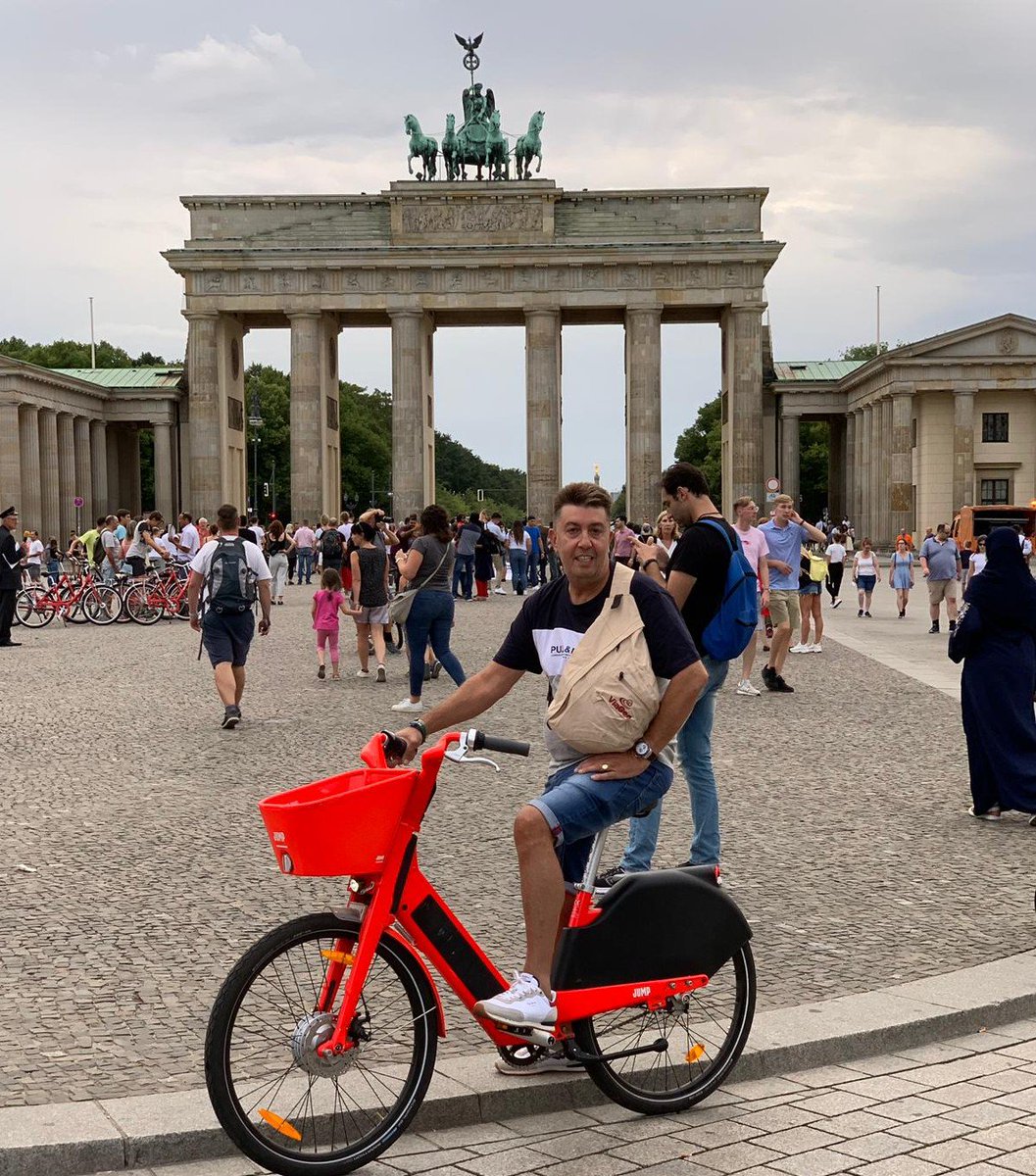 geo_via's tweet photo. Berlin, capital favorita de #europa. Sumamos + kilometros #gracias a este #champion se sale cómo el #PulpoALaBrasa #elmesoncito #bandolerosviageo #bandoleraviageo #vueltaalmundo #clientesamigos #berlin #germany #instagood #photography #travel  #deutschland  #berlinstagram  y https://t.co/gZDRd1zej5