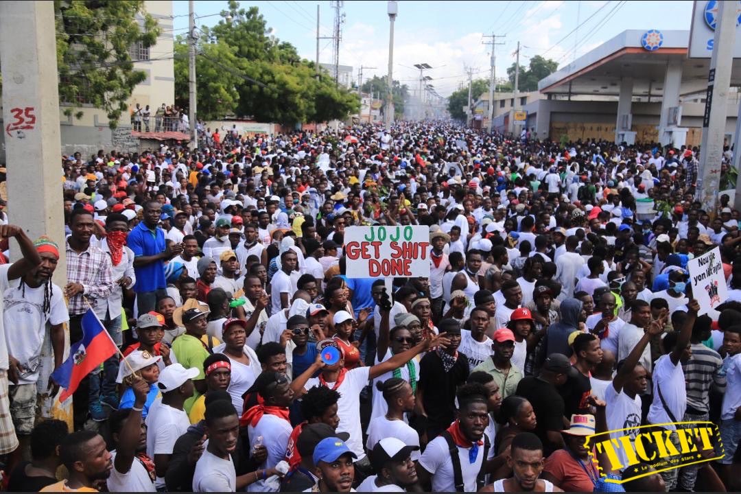 TICKETmaghaiti's tweet photo. Des dizaines de milliers de maniestants se dirigent vers Pétion-Ville. 📸 : @CasimirVeillard https://t.co/OHmHaHsfvW