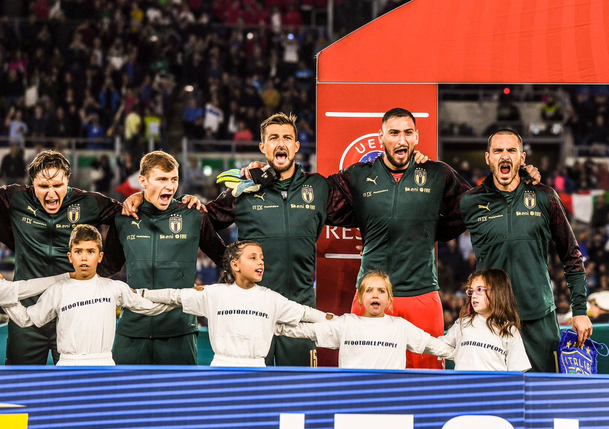 Гимн италии. Сборная Италии поет гимн евро 2020. Сборная Италии поёт гимн на евро. Футболисты итальянской сборной. Игроки итальянской сборной.
