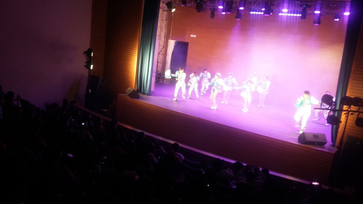 CulturasBolivia's tweet photo. #Ahora | Demostración de danza en la previa para la inauguración de #LaSombrerería, en #Sucre. Presentan bailes de toda #Bolivia. En escenario, los #caporales y #wititis.
@CulturasBolivia @Wilma_DeElAlto https://t.co/2Dq8ycM60V