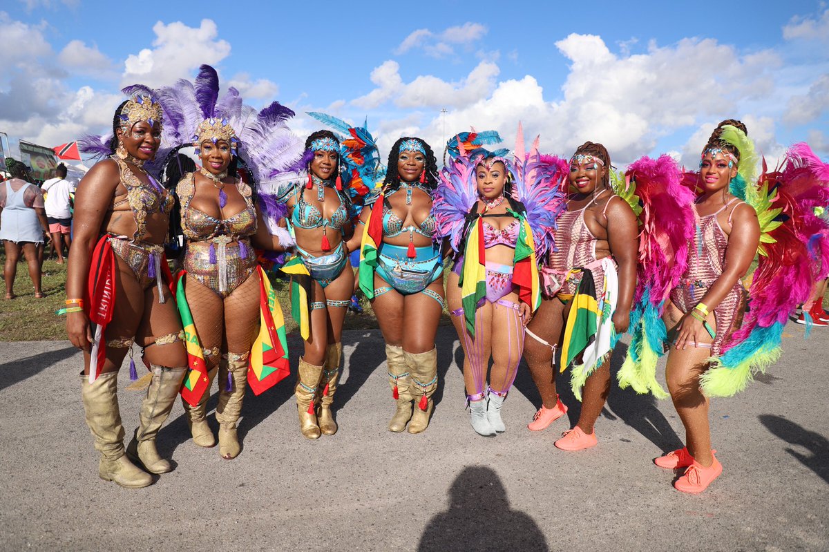 Hot105's tweet photo. Let me see you WAVE ya flag🇧🇸🇯🇲🇭🇹🇹🇹🇧🇧 Put it in the AIR!!! IT’S CARNIVAL!!!!
#Miami #whqt #DuttyWine #SOCA https://t.co/kZkCHbhLmt