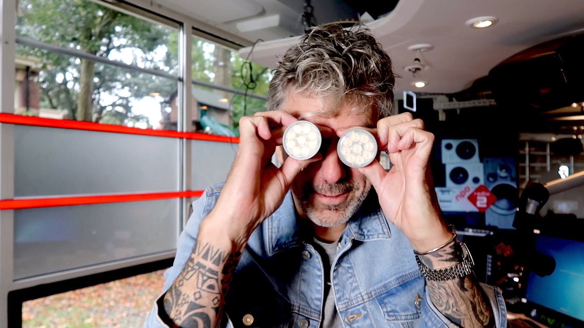 Ik ben jarig en genomineerd voor een <a href="/Radiofreak/">RadioFreak</a>-award!!1! 🎉 Verder is Bram eindelijk terug uit Amerika, krijg ik een koortslip en is een van de poezen spoorloos verdwenen!!1! 😱 youtu.be/ucaWR55Dh6I  

Stem hier voor de Radiofreak-awards: radiofreak.nl/awards