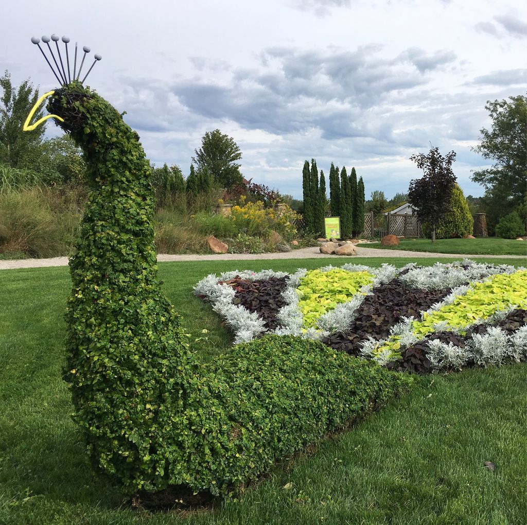 What delightful animal topiaries!  At Cedar Valley Arboretum &amp; Botanic Gardens #waterloo #iowa #gardens