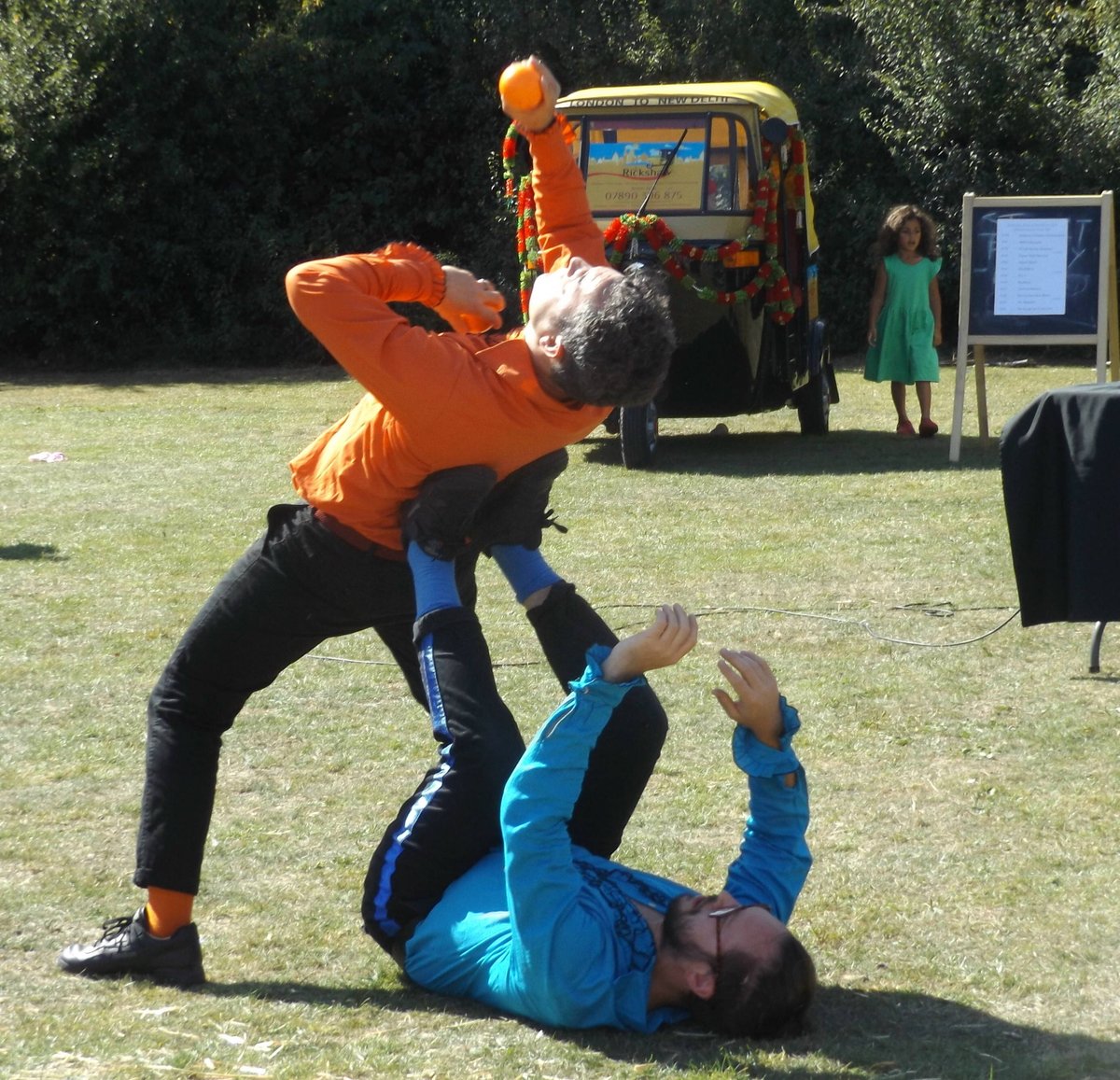 WestLondonMiddx's tweet photo. #FlyingBazaziBrothers (#Jugglers) 
Performing at the #PerivaleFayre2019 #PerivaleFayre
on Sunday 15th September 2019
#NearlyThereYet 
@NTYtheatre
 
#StreetArt #StreetArts #Circus 
#HorsendenHill #GrandUnionCanal #Perivale #Ealing #WestLondon #Middlesex #London 
#UnitedKingdom https://t.co/ys6C38xyiN