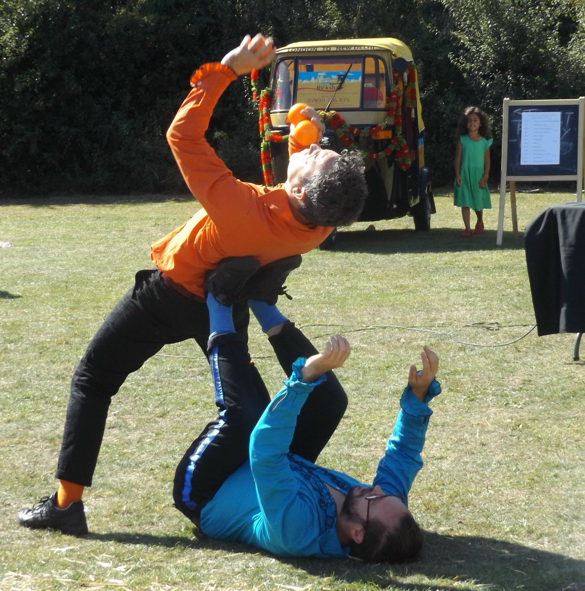 WestLondonMiddx's tweet photo. #FlyingBazaziBrothers (#Jugglers) 
Performing at the #PerivaleFayre2019 #PerivaleFayre
on Sunday 15th September 2019
#NearlyThereYet 
@NTYtheatre
 
#StreetArt #StreetArts #Circus 
#HorsendenHill #GrandUnionCanal #Perivale #Ealing #WestLondon #Middlesex #London 
#UnitedKingdom https://t.co/ys6C38xyiN