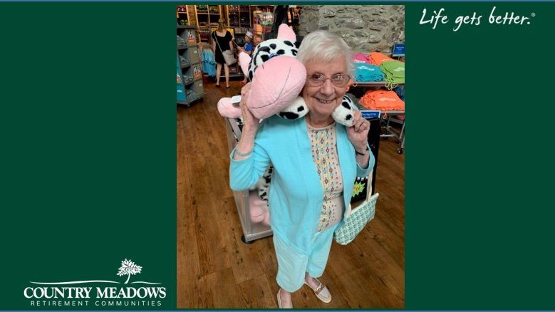 CountryMeadows's tweet photo. Ice cream is enjoyed in every season! Just ask our Allentown residents. They ventured out to the @TurkeyHillExp in Lancaster and had fun playing, experimenting and of course, tasting (one resident even tried ten different flavors!). 🍦 🍨 #dessert #yummy #seniors https://t.co/lIZ7RVRkXd