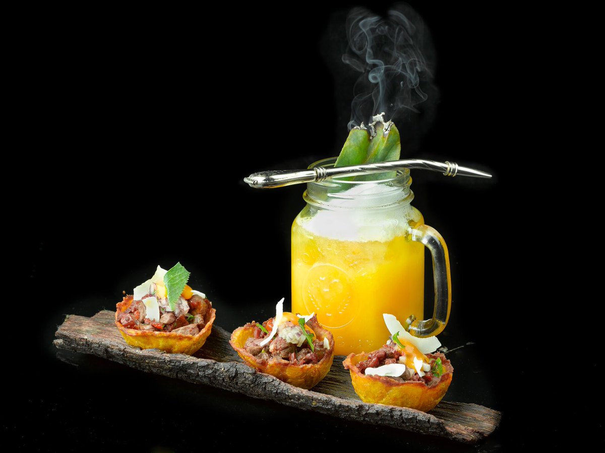 Os deseamos buenas noches con una “deliciosa” imagen de uno de nuestros “bestseller”
Patacón amazónico 😋 y cóctel de pisco 🍸