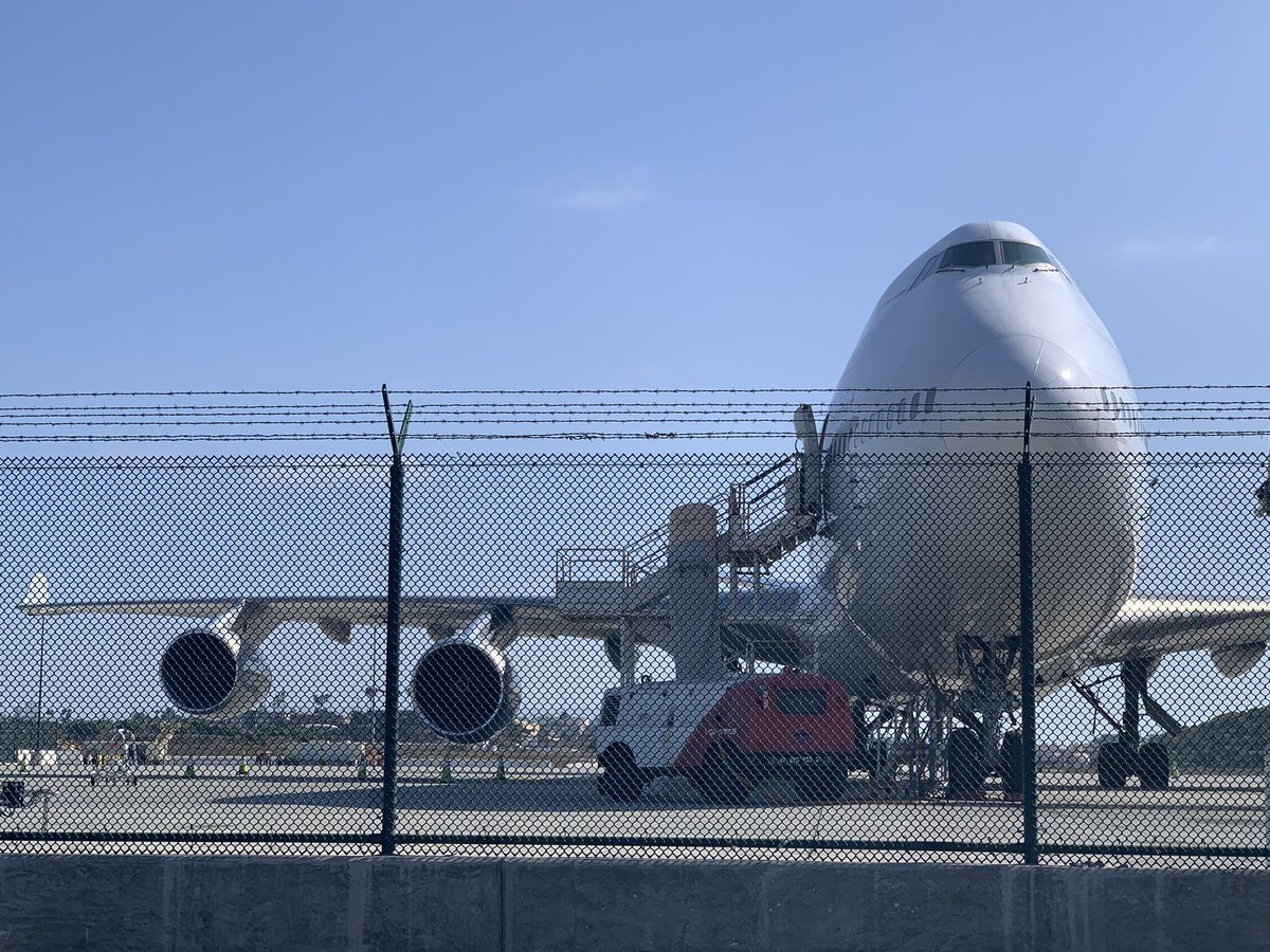 aslbenjamin's tweet photo. #QF99 @Qantas good bye, VH-OJU! Parked at LAX qantas’ hangar before her final flight to Victorville. Thank you, Qantas for having 747 for a while! https://t.co/5CYUX14ACv