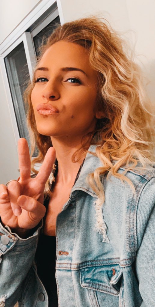 a_jacs3's tweet photo. Christina Aguilera or sandy from grease? You choose.😙✌🏼 https://t.co/elEk1LZyJu