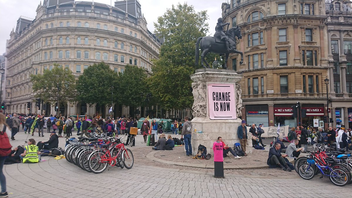 JasonMorell's tweet image. Royalty rebranded. Trafalgar Square #ExtinctionRebellion