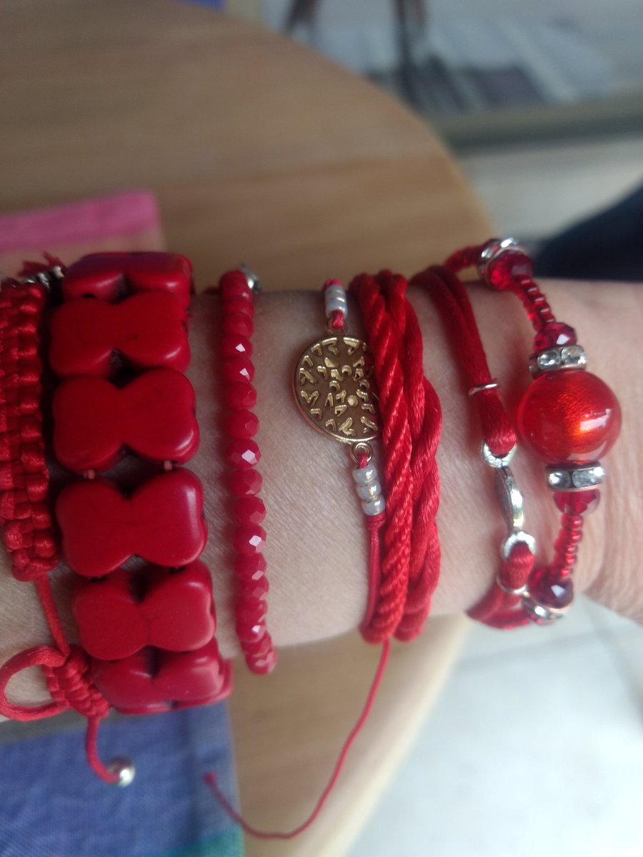 solangeabogada's tweet photo. @jccruzchellew @JamesMartinSJ Un abrazo! #PulserasRojas para eliminar el statue of limitations of child sex abuse everywhere. No abuser should get away just because time passed. #RedBracelets https://t.co/RseeFD4yHS