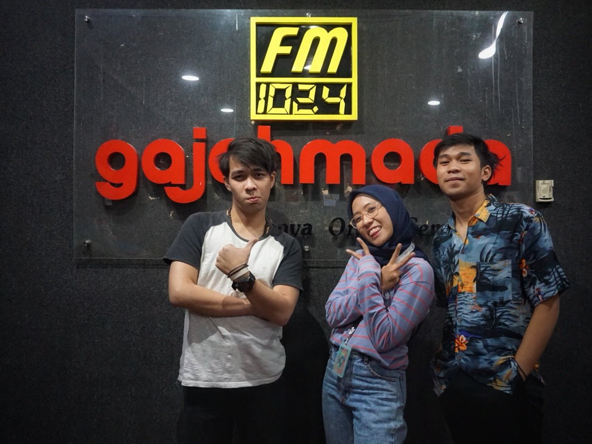 Thank you <a href="/Athaphobia/">Athaphobia</a>! Sabtu kemarin Athaphobia, band asal Semarang main ke #GajahmadaFM dan ngobrolin gita baru mereka. Walopun personilnya ga lengkap, tapi tetep seru, Sukses terus!