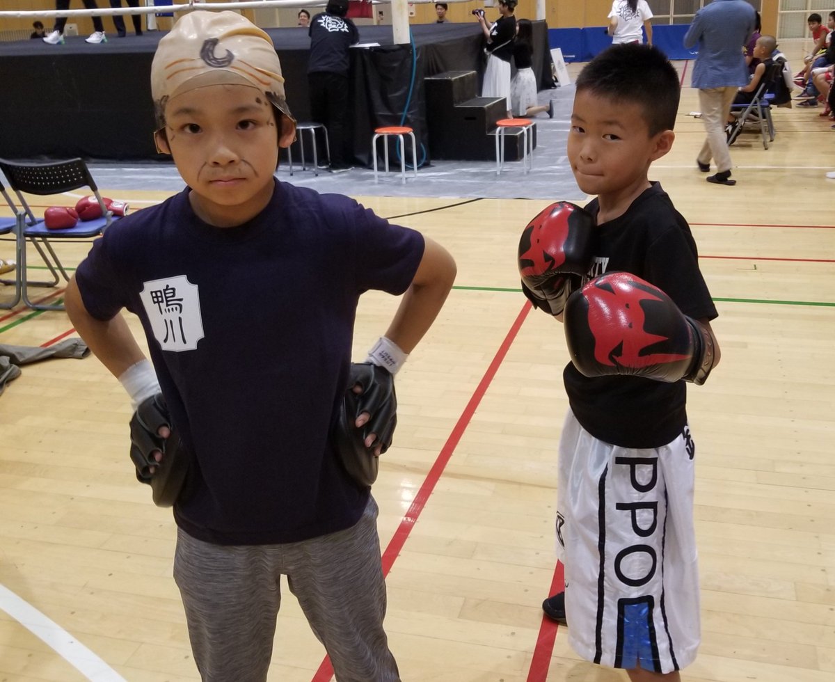 はじめの一歩ｸﾞｯｽﾞ Jbｽﾎﾟｰﾂﾎﾞｸｼﾝｸﾞｼﾞﾑ情報 On Twitter ペアミット大会でユニーク賞をとった鴨川ジムの鴨川源二会長と幕之内一歩選手 Boxing 山田武士 はじめの一歩 Hajimenolppo Jbsports Jbスポーツ Jojimorikawa ボクシング ペアミット Boxingmitt