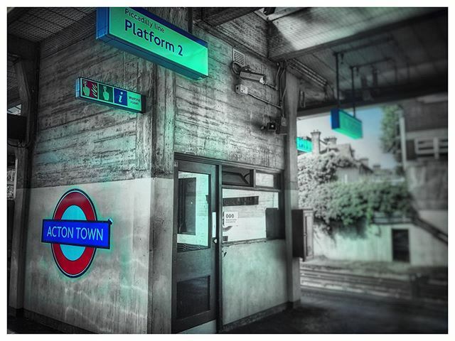 Krid63's tweet image. Meine ehemalige #Wahlheimat - wohnte in der #GunnersburyAvenue 
#Decadesago #London #longago #longtimeago #Acton #tbt #wonderfullandlady #bnwphotography #colorsplash ift.tt/2OUJPp1