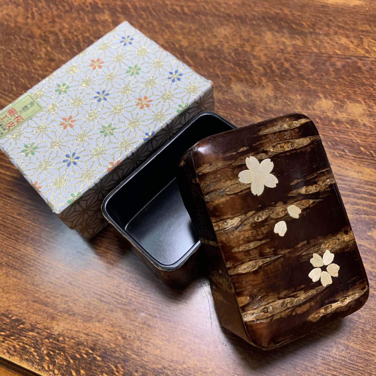 秋田県のお土産貰った！
リクエストは「なにかしらの可愛い伝統工芸品」。
桜皮細工ツヤツヤで可愛いね。
何入れようかなあ……