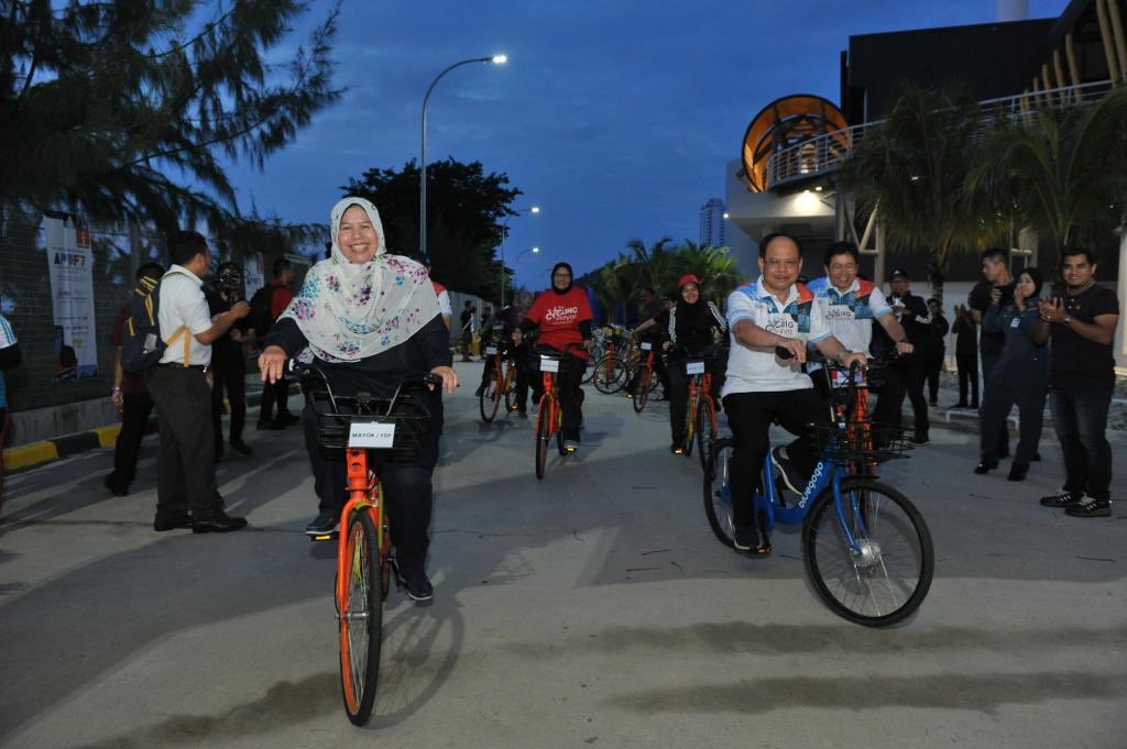 Zuraida Kamaruddin su Twitter: "Pagi ini saya melepaskan acara kayuhan “The  Cyling Mayor” di Batu Maung, Jabatan kedua Pulau Pinang. Saya juga turut  menyertai acara senam robik bersama peserta kayuhan berkenaan. Acara