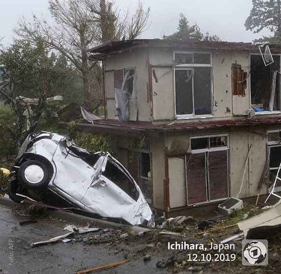 Clickersar's tweet image. Las impáctantes imagenes que dejó el paso del devastador tifón #Hagibis en Japón. Acompañado de fuertes vientos y un terremoto de 5.7, el fenómeno se presentó como la peor tormenta en décadas, dejando al menos 23 muertos. #TyphoonHagibis 😔