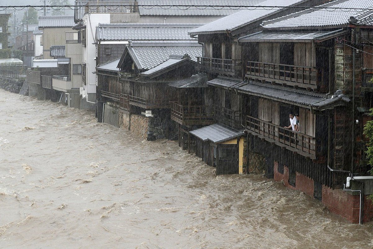 Clickersar's tweet image. Las impáctantes imagenes que dejó el paso del devastador tifón #Hagibis en Japón. Acompañado de fuertes vientos y un terremoto de 5.7, el fenómeno se presentó como la peor tormenta en décadas, dejando al menos 23 muertos. #TyphoonHagibis 😔