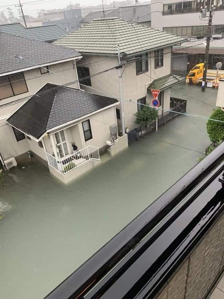 Clickersar's tweet image. Las impáctantes imagenes que dejó el paso del devastador tifón #Hagibis en Japón. Acompañado de fuertes vientos y un terremoto de 5.7, el fenómeno se presentó como la peor tormenta en décadas, dejando al menos 23 muertos. #TyphoonHagibis 😔