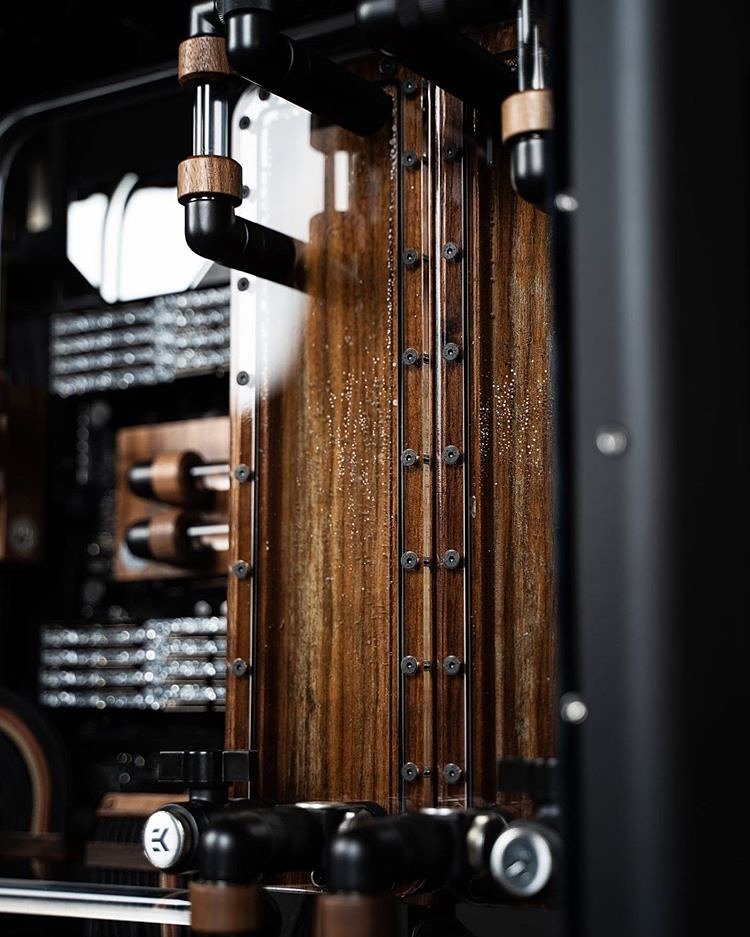 ModMyMods's tweet photo. Talk about some of the finer things in life! 

Check out our buddy @AKModTW and his rediculously clean build for #CMWS19 - Incredible work mate!! 👍

#Wooden #wood #ekwb #watercooling #watercooledPC #LiquidCooled #custompcbuild #ProModder #modded #coolermaster #coolermastercase https://t.co/0xR6JJIQZo