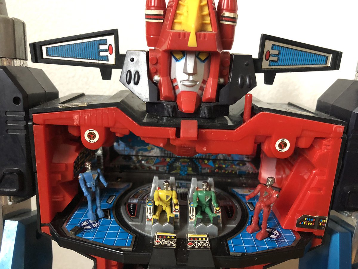 kamenwind's tweet image. ロボットベース は男の子のママゴトだ。
生活用品は不用。戦いと友情だけあればいい。
そんな男の子の夢の生活が叶う、男版こえだちゃんの木のおうちだ！

#ダイアクロン