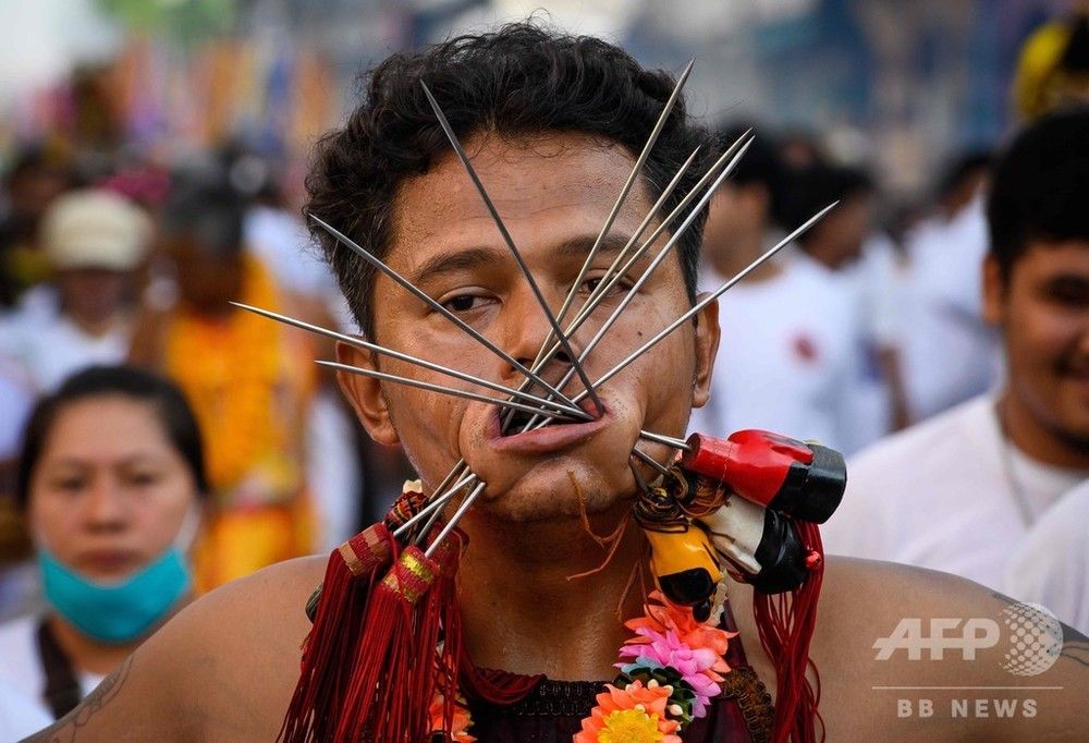 Afpbb News 頬に刃物突き刺しパレード 恒例 ベジタリアン フェスティバル タイ T Co 22g05clo6t タイ南部のプーケット Phuket で毎年恒例の ベジタリアン フェスティバル Vegetarian Festival が開催され 今年も頬に剣や串などを刺
