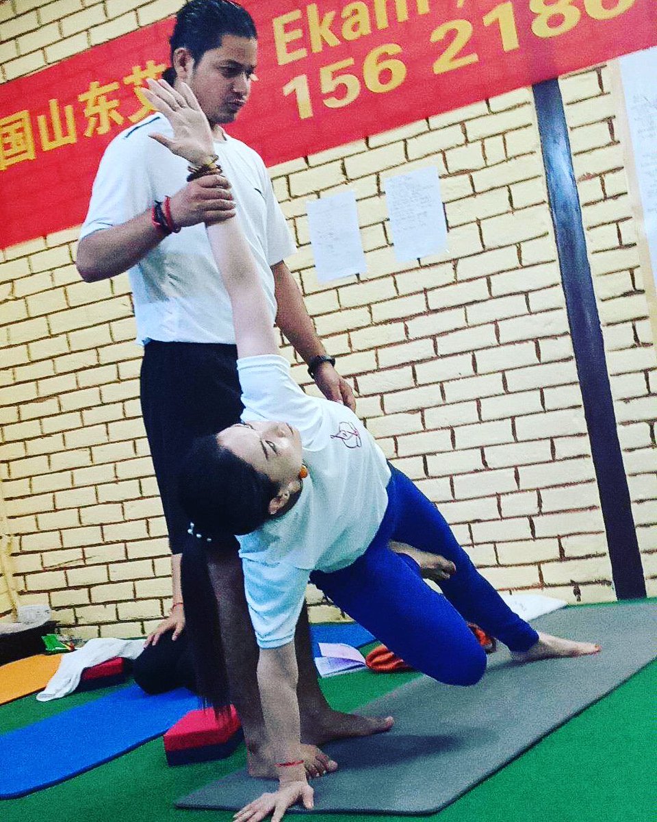 sunil_rayal's tweet photo. "Good teachers know how to bring out the best in students." #palmbalancing #wriststrength #shoulderstrength #corestrength #hardpractice #hardwork #beautifulstudents #yogachallenge #yogalife #healthbody #healtymind #200hyogattc #rayalyoga #sunilrayal9 #सुनीलरयाल९ ☺️⚛️☯️🕉️🔯🎯 https://t.co/O7oJHiPvTr