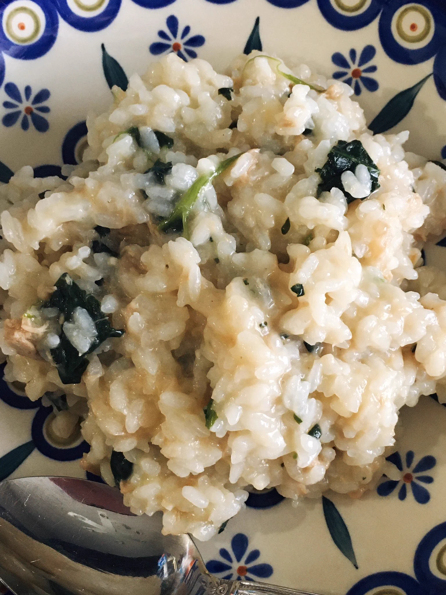 休日のお昼ご飯にパパっと作れてめっちゃ美味しい！
お野菜食べさせたいオカンは、冷凍ほうれん草を追加。ローストガーリックをぱらりら。うまし٩(ˊᗜˋ*)و  