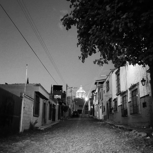 xomero's tweet image. Parroquía de San Antonio de Padua. #Church #randomstreet #randomstreetsanmiguel #SanMiguelDeAllende #coloniaSanAntonio #blackandwhite ift.tt/2nMLxgU