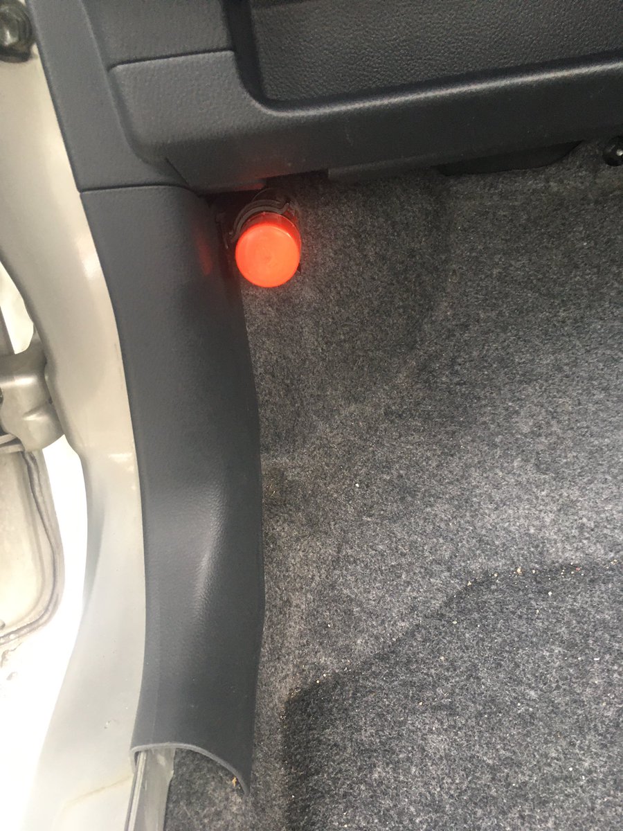 はっ Wなんでwww 車の解体中に発煙筒を見つけたと思ったらなんか違う Togetter はっ Wなんでwww 車の解体中に発煙筒を見つけたと思ったらなんか違う Togetter
