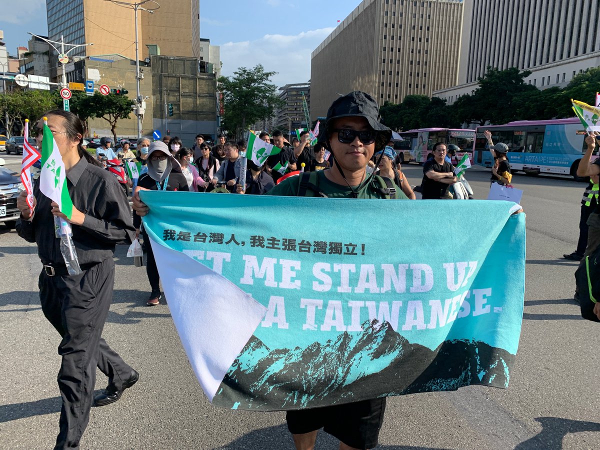 StefanoPelaggi's tweet photo. 🇹🇼- March in Taipei to commemorate Su Beng - Taiwanese scholar annd independence activist who lived in Tokyo in exile - many ppl and many pro independence organization took part #Taiwan #SuBeng - his book "Taiwan’s 400 Year History" has been groundbreaking for TW identity https://t.co/TTKWK1KEs7