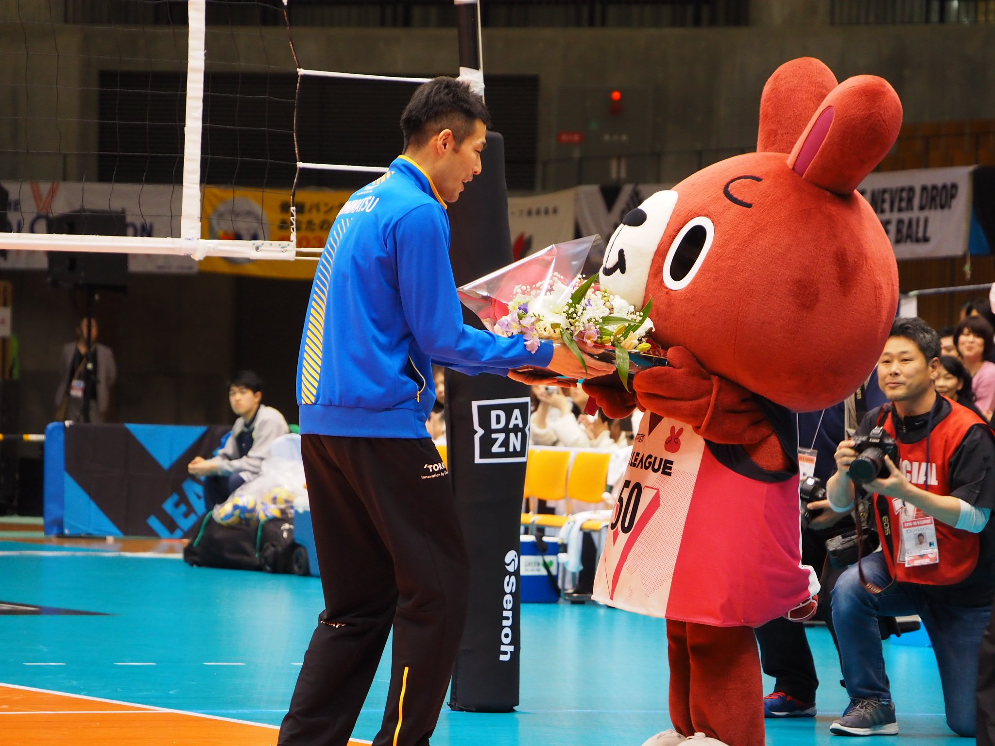 こより バボちゃんの可愛さにときめいた方 バレーボール界にはまだブイリーと言うかわいいマスコットキャラクターが居るのです 試合に勝つとミニブイリーがもらえるので でかくてごっついお兄さんたちが満足げにブイリー抱っこして帰る姿は こより バボちゃんの可愛さにときめいた方 バレーボール界にはまだブイリーと言うかわいいマスコットキャラクターが居るのです 試合に勝つとミニブイリーがもらえるので でかくてごっついお兄さんたちが満足げにブイリー抱っこして帰る姿は