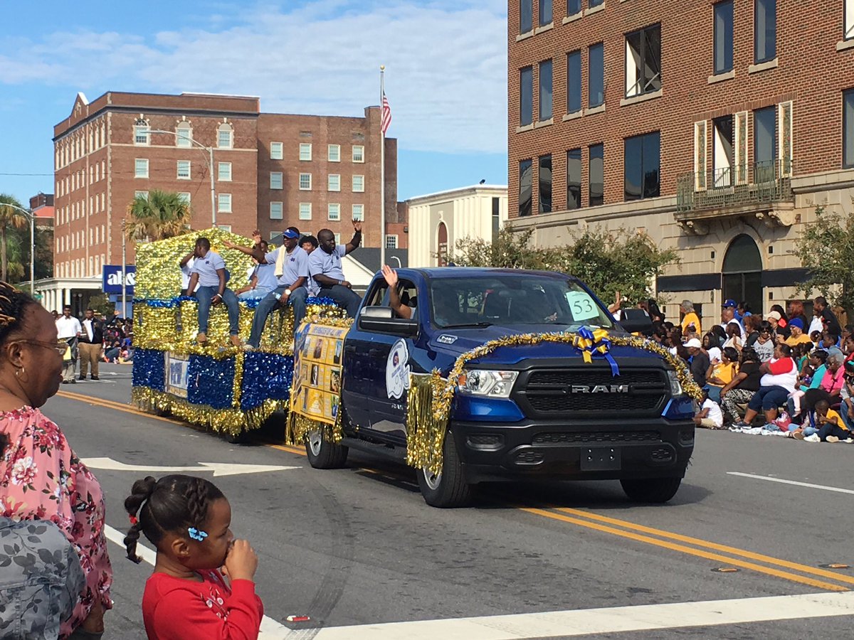 simonejnews's tweet photo. Y’all... I had the BESSTTT weekend watching the ASU parade, playing “would you rather”, shirades, and B.S., eating soul food and watching Spongebob!!! 🦄 #weekendvibes #chillinlikevillains #bigkidnow #notquiteadulted #itsthelittlethings #everydaymagic #betterwithfriends #SWGA https://t.co/D6x7XwbBbl