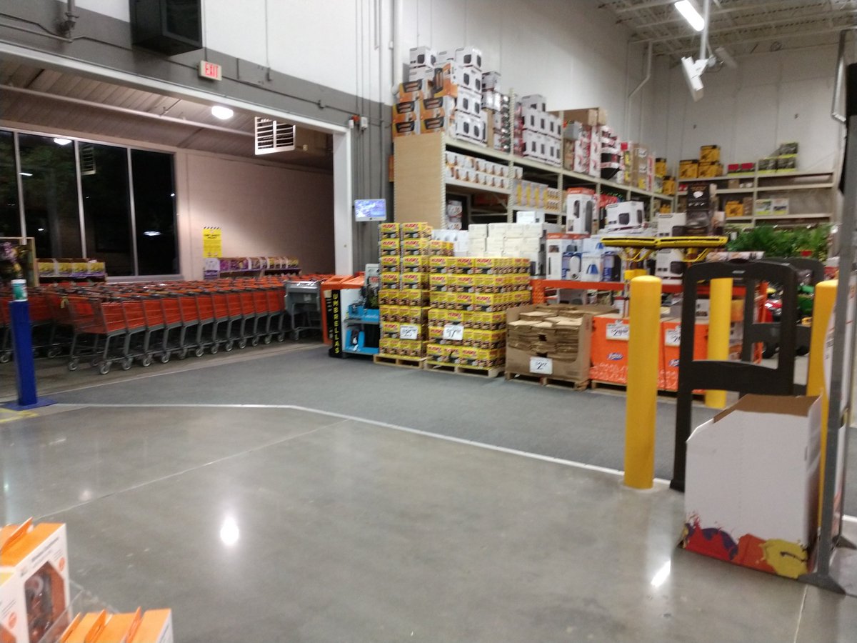 Bradly13152541's tweet photo. The closing A-team @ 2306. Actually, were are all the A-team😁. Let's set up for success!! @Brandon_Carmean @AdamHancock291 @AaronSmith2306 @Met_Golfer @kyle_harmeling https://t.co/lzTSJtnnVD