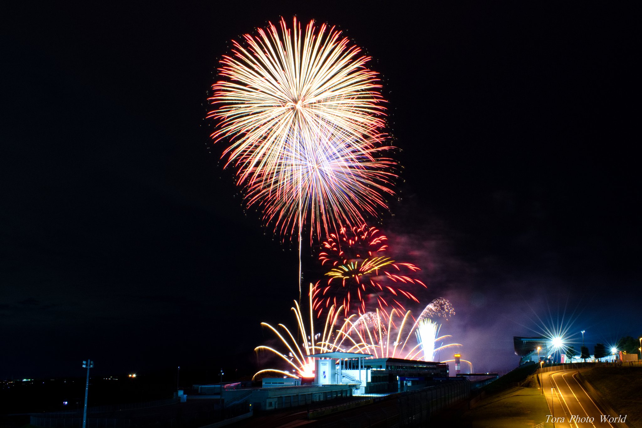 トラエモン 昨夜は 花火初挑戦 富士スピードウエイの花火大会 に行きました 昼間の疲れもあって 昨夜は すぐに就寝 W Zzz 朝から現像作業 難しい 挫けそう まっ 初めてだからいいか と納得しよう 富士スピードウエイ 花火大会