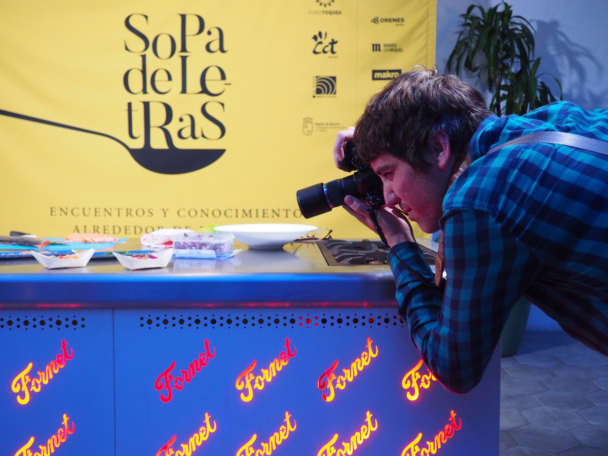 BeeSocialTeam's tweet photo. Así hemos cazado a nuestro compañero @ramgon, haciendo fotos al plato que nos va a enseñar @firovazquez en unos minutos. Sigue el hashtag #sopadeletras19 y no te lo pierdas!
@sopadeletraset https://t.co/GLKNBNVGfb