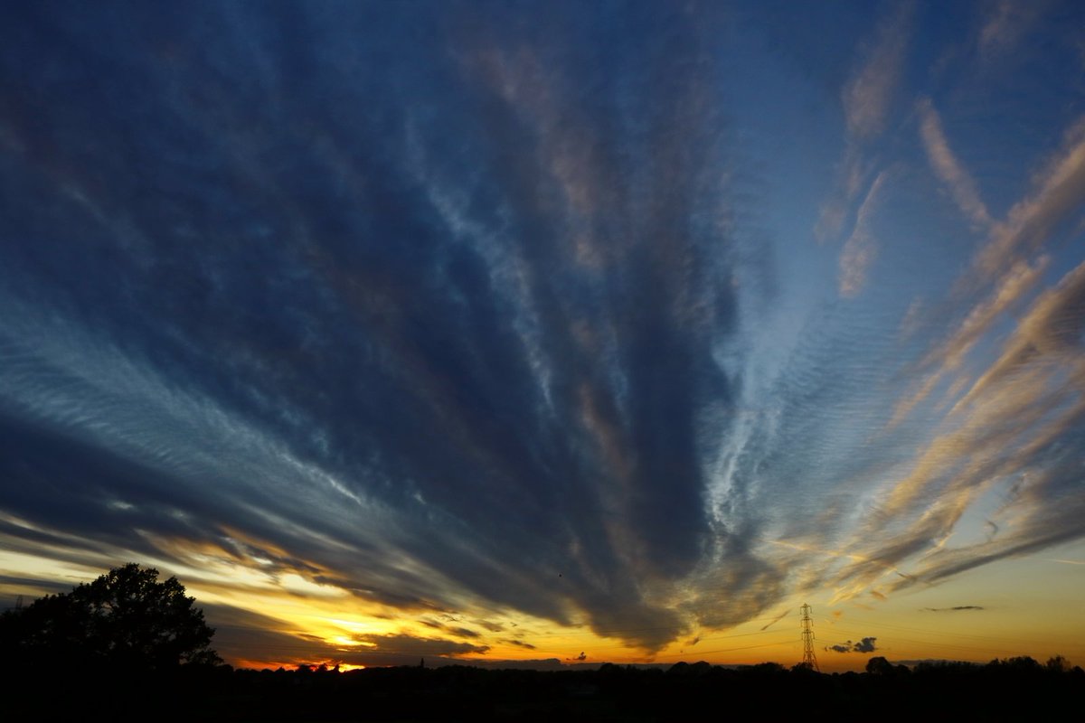 MeleeWilmslow's tweet photo. lovely #sunset to end Monday with #wilmslow #Mobberley #Cheshire https://t.co/Pgd4zuA6cW