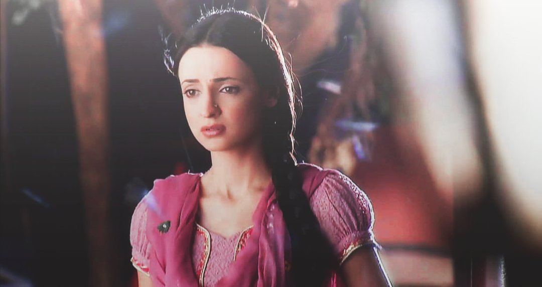 Her confusion that why he reacted like that and his inner turmoil and hurt knowing she is engaged How these two never need any dialogue to express their emotions !! #BarunSobti  #SanayaIrani  #IPKKND  #Arshi