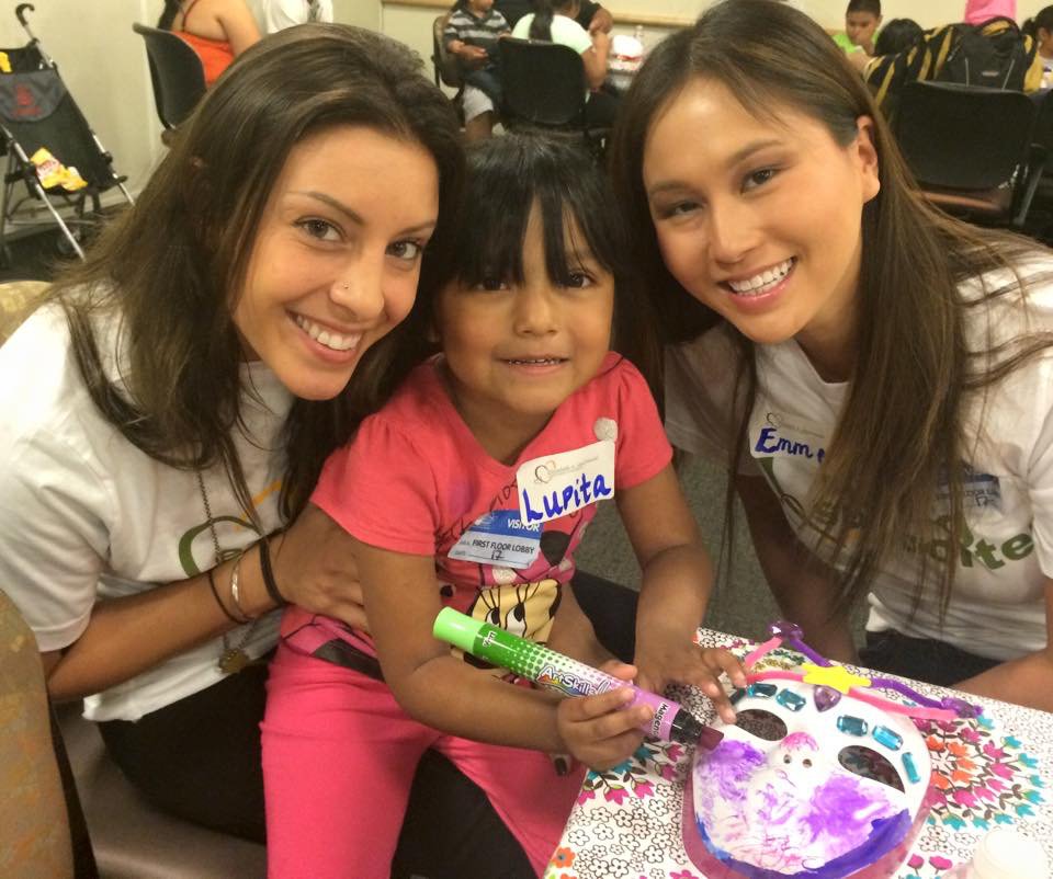 eamf_org's tweet photo. One of the things our foundation prides itself on is that we have the best volunteers! We almost always have enough amazing volunteers so each sibling can get one on one attention! Sometimes, even two on one attention!
💞
#halloweeniscoming #3daystillhalloween #siblinglove https://t.co/e6tuoECfak