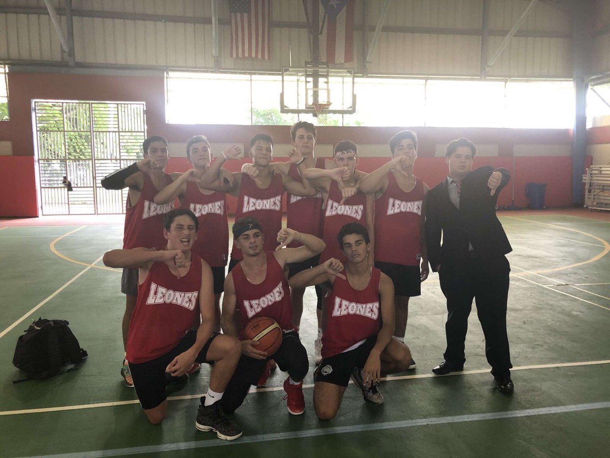 Si este tweet consigue más de 100 RT me visto como coach de NBA todos los juegos