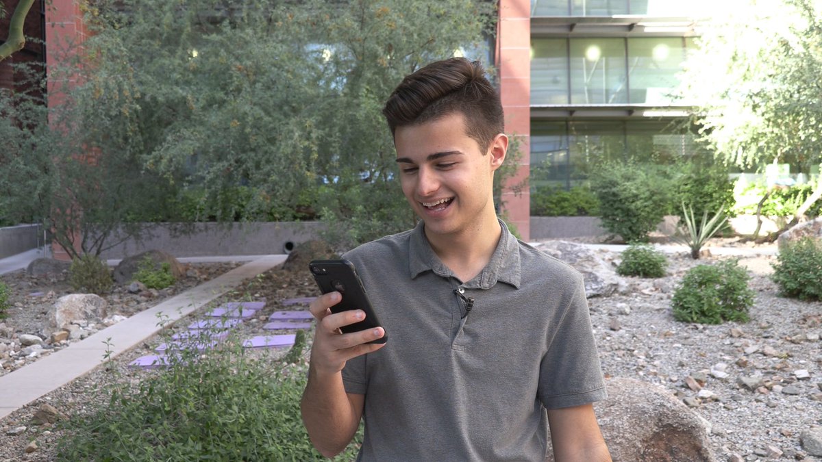 Literally my two moods. Today is a big day! Catch my horrifying <a href="/FearFarmPhoenix/">Fear Farm</a> story at 11:30 a.m. on 
@yourlifearizona. Then, tune into <a href="/cronkitenews/">Cronkite News</a> on 
<a href="/arizonapbs/">Arizona PBS</a> at 5 p.m. to learn how Navajo students can study neuroscience at <a href="/UAZCIBS/">Center for Innovation in Brain Science</a> and <a href="/Dine_College/">Diné College</a>. #Journalism #News