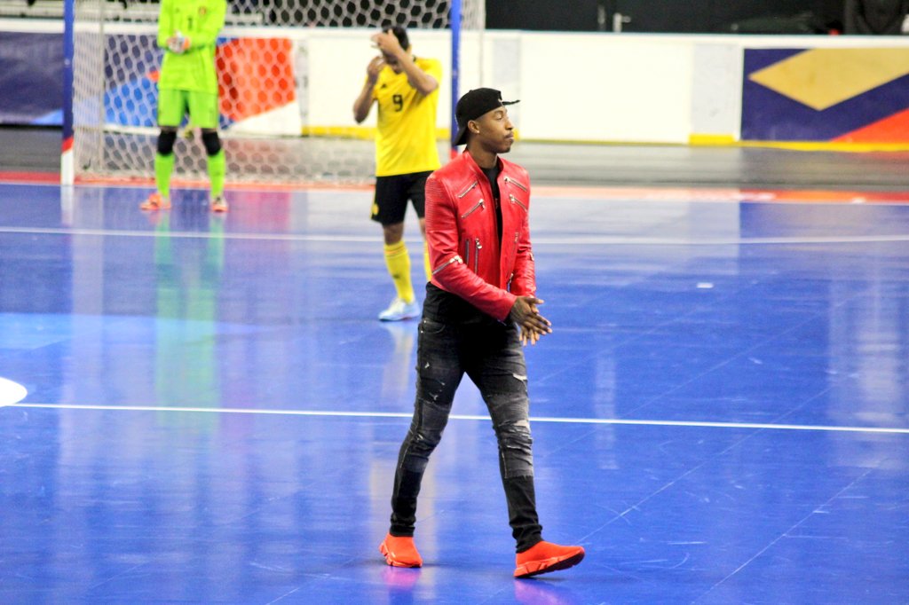 sam097534's tweet photo. 🇨🇵 3-1 🇧🇪 Futsal | @kimpembe_3 sur le terrain de l'Aren'Ice de Cergy mercredi dernier pour donner le coup d'envoi fictif du match entre l'@equipedefrance et la Belgique #Futsal #FIFAFWC #FUTSALWC @FIFAFWC @FFF https://t.co/jJs5lRdOBV