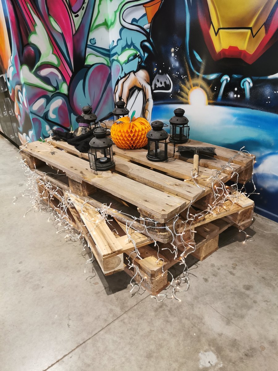 molengeek's tweet photo. 🎃
Une Coding School s'achève, et deux autres démarrent ! Pour célébrer nos étudiants gradués, nous avons transformé notre espace de co-working en une scène de crime halloweenesque !🧟
Si toi aussi tu veux devenir un #zombiecoder viens à notre prochaine séance d'info le 5/11 !🧟♂️ https://t.co/k6Kpk20Gim