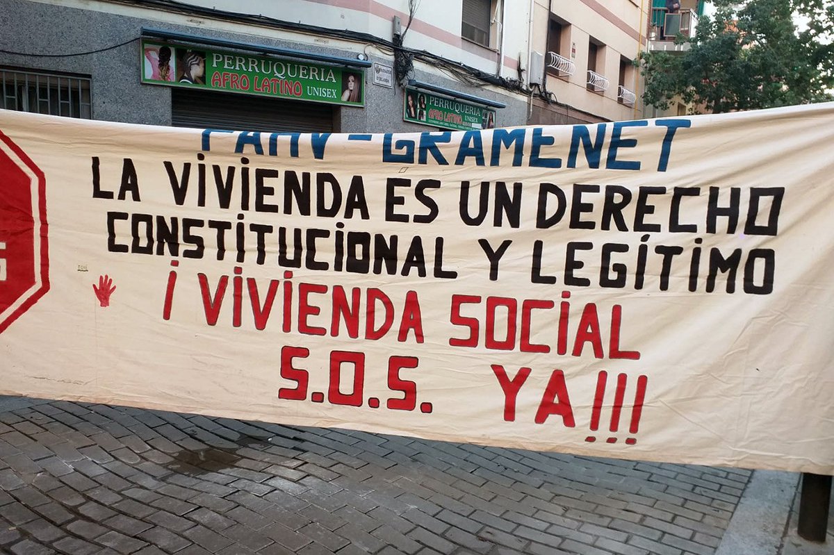 La_Directa's tweet photo. #HABITATGE | Detingut un activista de la PAH de Santa Coloma de Gramenet per 'posar el cos' en un desnonament https://t.co/ZlfLqD316x Concentració a la comissaria dels Mossos de Singuerlín en suport a Juan Pastor, acusat de resistència a l'autoritat https://t.co/fA5UJXYsjp