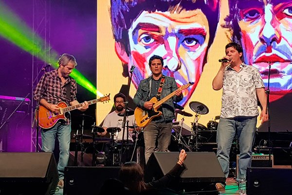 DFMas's tweet photo. ¿Sabías que el nuevo ministro de Interior- Gonzalo Blumel- tiene una banda que se llama "Giving Juice"? https://t.co/0f2qOmp1df https://t.co/oNu5G3cTcB