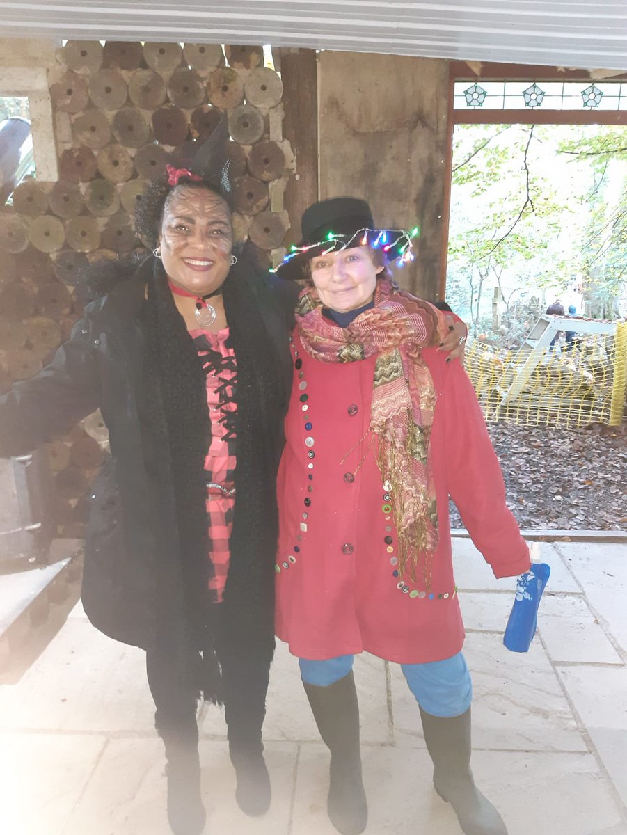 Don't know about others but we really enjoyed the excellence and energy of @CreativeCarmel who entertained the young folk <a href="/StonefaceCreate/">Andrew Vickers Art (stoneface)</a> Jack-o-Lantern event yesterday! Do you know she can make teddies fly?! 😮 Here she is with our #WomanOfSteel. 😁