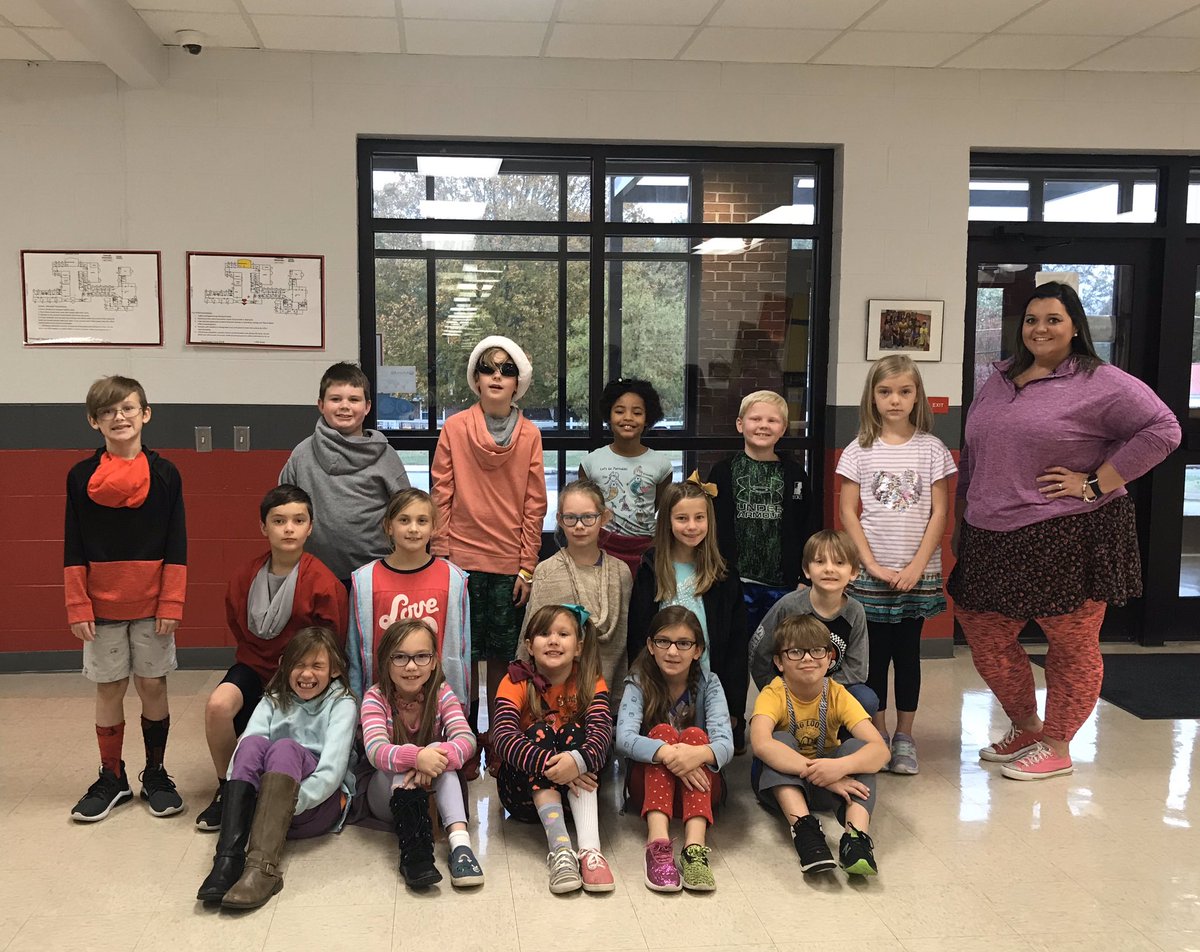 M87Chelsie's tweet photo. We are pledging not to get “Mixed Up in Drugs” #redrinbonweek2019 #wearercstn https://t.co/8F0cyYoo9p