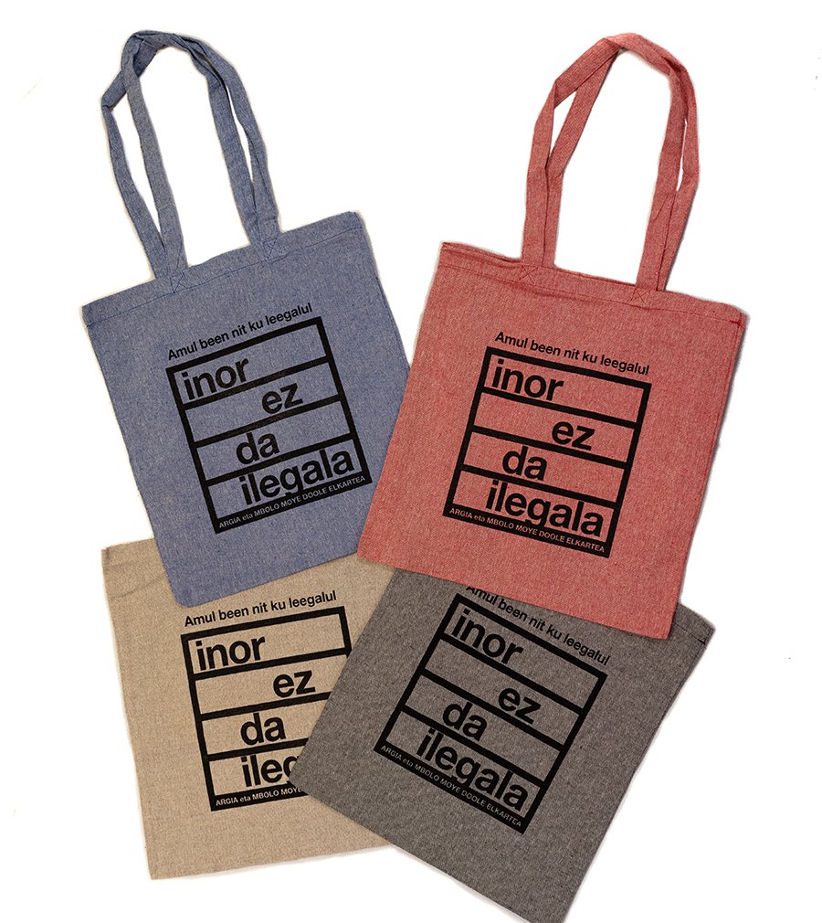 #InorEzDaIlegala aldarria euskaraz eta wolofez daraman poltsa bi kolore berritan dugu salgai <a href="/argiaAzoka/">azoka.argia.eus</a>-n: gorri argia eta urdina.

Gogoratu, poltsa erosita Argia proiektua eta Bilboko Mbolo Moye Doole elkartea laguntzen ari zara.

Hemen erosi dezakezu: azoka.argia.eus/produktua/342