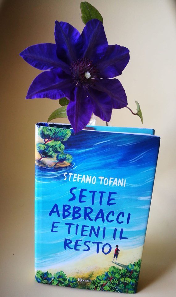 Sette abbracci e tieni il resto: un fiorire di gioia stefanotofani.wordpress.com/2019/10/28/set…